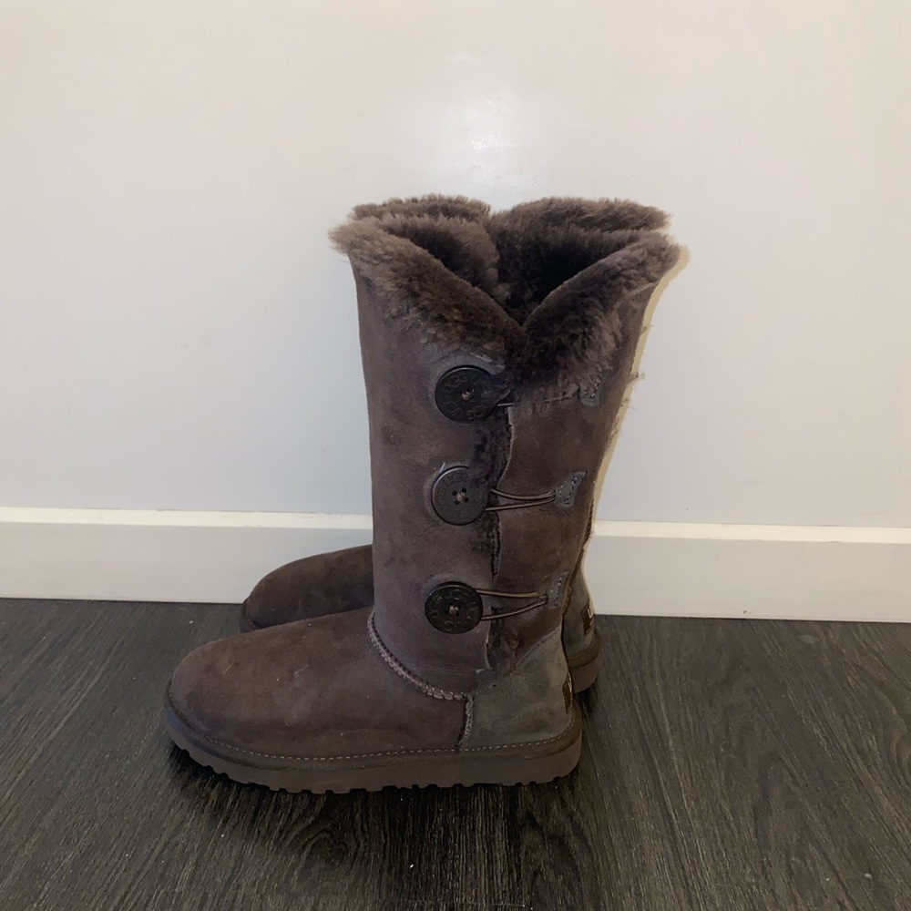 Tall Chocolate Brown Button Uggs - size 6